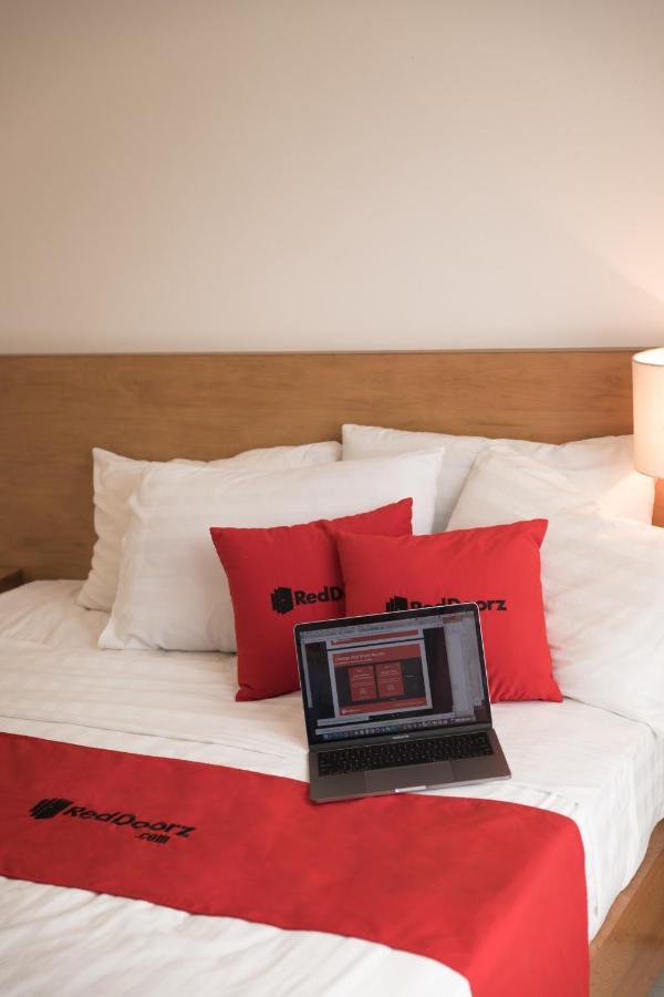 Reddoorz Near Etown 4 Hotel